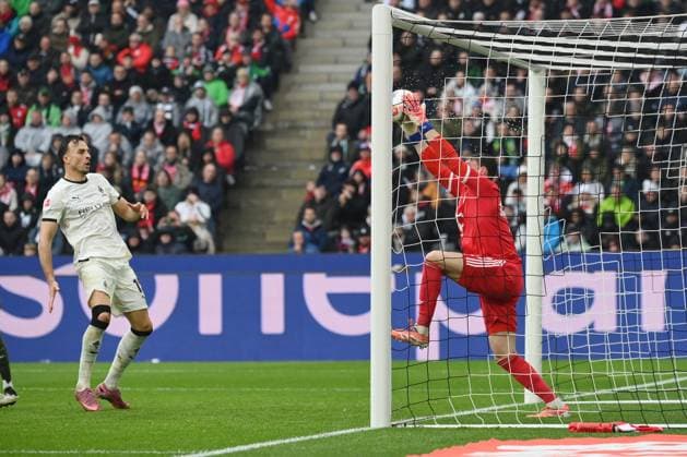 Goalkeeper Jonas Urbig Bayern Muenchen in action, left Haris Tabakovic Borussia Moenchengladbach 25 10 2025, Fußball 1 Bundesliga, Saison 2025 2026, 8 Spieltag, Borussia Mönchengladbach FC Bayern München DFL regulations prohibit any use of photographs as image sequences and or quasi video Moenchengladbach Borussia Park Nordrhein Westfalen Germany Team2