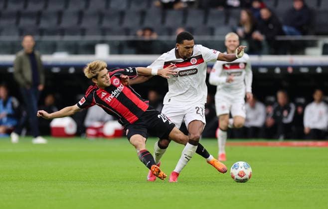 25 10 2025, Football Bundesliga, Eintracht Frankfurt FC St Pauli, v l , Ritsu Doan Eintracht Frankfurt , Andreas Hountondji FC St Pauli DFL DFB REGULATIONS PROHIBIT ANY USE OF PHOTOGRAPHS AS IMAGE SEQUENCES AND OR QUASI VIDEO xdcx Copyright: HMBxMedia Claus