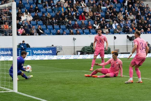 Dismissal action by Robin Hranac TSG 1899 Hoffenheim, 02 on goal by Oliver Baumann TSG 1899 Hoffenheim, 01 GER, TSG 1899 Hoffenheim vs 1 FC Heidenheim, Football, Men, 1 Bundesliga, Matchday 8, Season 2025 2026, 25 10 2025, DFL DFB REGULATIONS PROHIBIT ANY USE OF PHOTOGRAPHS AS IMAGE SEQUENCES AND OR QUASI VIDEO, GER, TSG 1899 Hoffenheim vs 1 FC Heidenheim, Football, Men, 1 Bundesliga, Matchday 8, Season 2025 2026, 25 10 2025 Sinsheim Copyright: xEibner-Pressefoto WolfgangxFrankx EP_WFK
