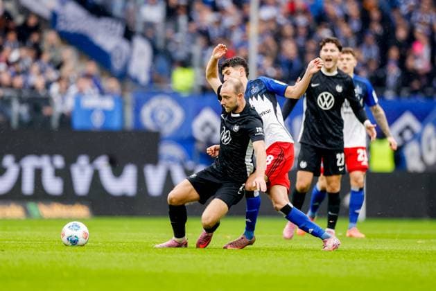 Hamburg, October 25, 2025 Soccer, 1 Bundesliga 2025 26, Hamburger SV VfL Wolfsburg Christian Eriksen VfL Wolfsburg, 24 , Daniel Elfadli Hamburger SV, 8 DFL REGULATIONS PROHIBIT ANY USE OF PHOTOGRAPHS AS IMAGE SEQUENCES AND OR QUASI VIDEO