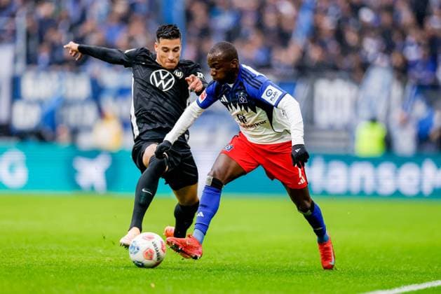 Hamburg, October 25, 2025 Football, 1 Bundesliga 2025 26, Hamburger SV VfL Wolfsburg Adam Daghim VfL Wolfsburg, 11 , Jean Luc Dompe Hamburger SV, 7 DFL REGULATIONS PROHIBIT ANY USE OF PHOTOGRAPHS AS IMAGE SEQUENCES AND OR QUASI VIDEO