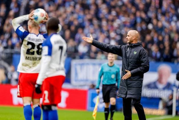 Hamburg, October 25, 2025 Soccer, 1 Bundesliga 2025 26, Hamburger SV VfL Wolfsburg Paul Simonis VfL Wolfsburg, Coach DFL REGULATIONS PROHIBIT ANY USE OF PHOTOGRAPHS AS IMAGE SEQUENCES AND OR QUASI VIDEO