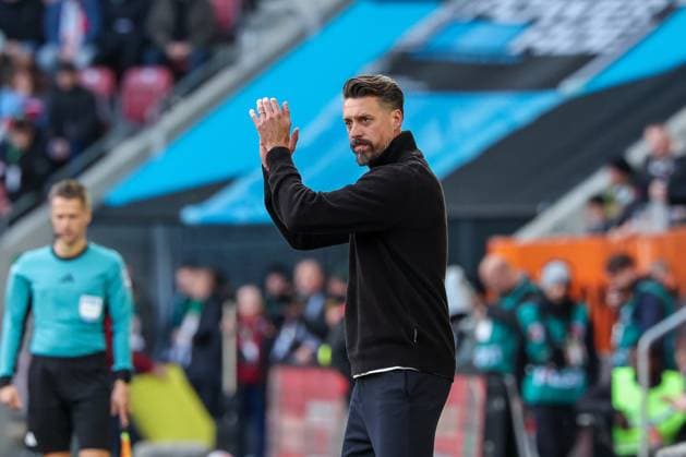 Head Coach Sandro Wagner FC Augsburg claps, FC Augsburg vs RB Leipzig, Football, Men, DFL, Bundesliga, Season 2025 2026, WWK Arena, Matchday 8, 25 10 2025 Augsburg Bayern Germany Copyright: xkolbert-press MartinxAgüerax