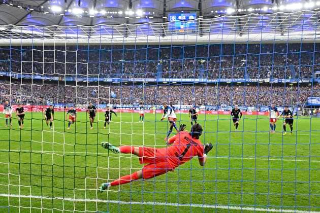 GER 1 FBL,, Hamburger SV vs VfL Wolfsburg 25 10 2025, Volksparkstadion, Hamburg, GER 1 FBL, Hamburger SV vs VfL Wolfsburg in picture Goalkeeper Kamil Grabara Wolfsburg 01 holds the penalty shot from Ransford Yeboah Koenigsdoerffer Königsdörffer Hamburg 11 nordphotoxGmbH xWitke nph00002