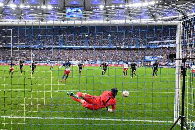 GER 1 FBL,, Hamburger SV vs VfL Wolfsburg 25 10 2025, Volksparkstadion, Hamburg, GER 1 FBL, Hamburger SV vs VfL Wolfsburg in picture Goalkeeper Kamil Grabara Wolfsburg 01 holds the penalty shot from Ransford Yeboah Koenigsdoerffer Königsdörffer Hamburg 11 nordphotoxGmbH xWitke nph00002
