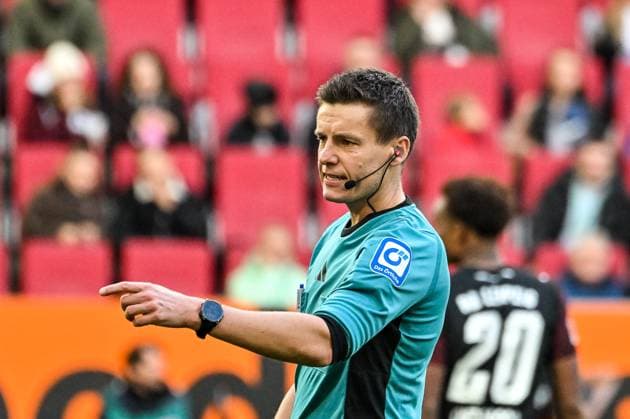 GER, 1 FBL, FC Augsburg vs RB Leipzig 25 10 2025, WWK Arena, Augsburg, GER, 1 FBL, FC Augsburg vs RB Leipzig, in the picture referee Daniel Siebert nordphotoxGmbHx xHafner nph00200