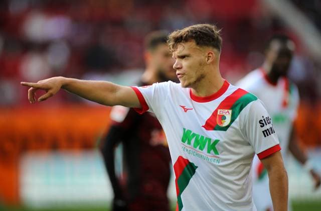 Football, Men, Season 2025 2026, FC Augsburg RB Leipzig, Bundesliga, WWK Arena Robin Fellhauer FC Augsburg raises right arm, show, interpret DFL DFB regulations prohibit any use of photographs as image sequences and or quasi video