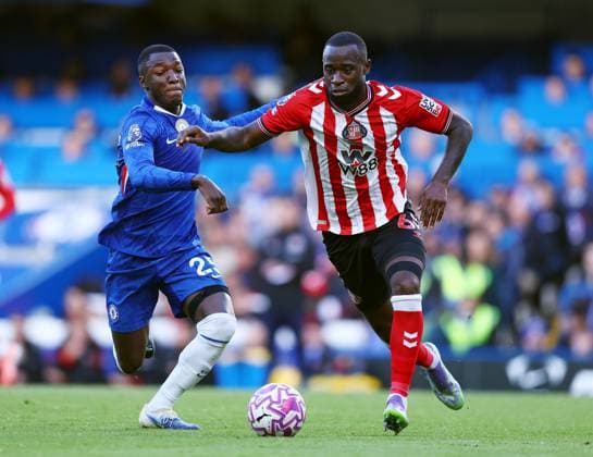 London, England, 25th October 2025. Moises Caicedo of Chelsea tackles Lutsharel Geertruida of Sunderland during the Chelsea vs Sunderland Premier League match at Stamford Bridge, London. Picture credit should read: Paul Terry Sportimage EDITORIAL USE ONLY. No use with unauthorised audio, video, data, fixture lists, club league logos or live services. Online in-match use limited to 120 images, no video emulation. No use in betting, games or single club league player publications. SPI_026_PT_Chelsea_Sunderland SPI-4235-0027
