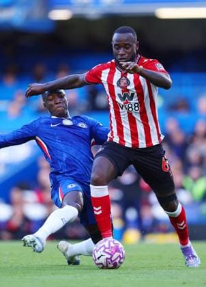 London, England, 25th October 2025. Moises Caicedo of Chelsea tackles Lutsharel Geertruida of Sunderland during the Chelsea vs Sunderland Premier League match at Stamford Bridge, London. Picture credit should read: Paul Terry Sportimage EDITORIAL USE ONLY. No use with unauthorised audio, video, data, fixture lists, club league logos or live services. Online in-match use limited to 120 images, no video emulation. No use in betting, games or single club league player publications. SPI_027_PT_Chelsea_Sunderland SPI-4235-0028