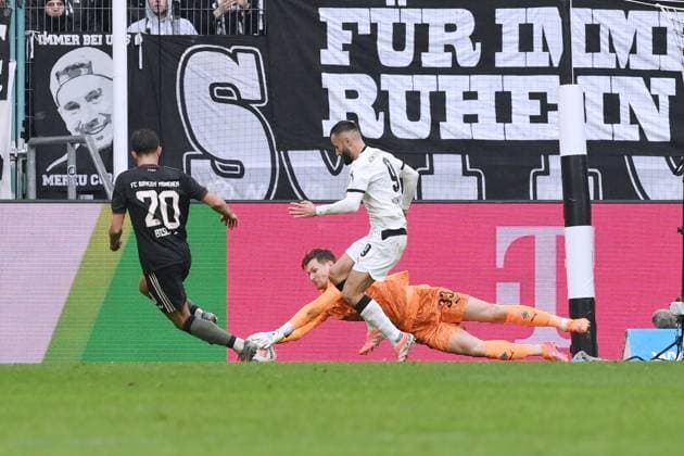 Tom Bischof Bayern Muenchen , left, fails to beat goalkeeper Moritz Nicolas Borussia Moenchengladbach , right Franck Honorat Borussia Moenchengladbach 25 10 2025, Soccer 1 Bundesliga, Season 2025 2026, Matchday 8, Borussia Mönchengladbach FC Bayern München DFL regulations prohibit any use of photographs as image sequences and or quasi video Moenchengladbach Borussia Park Nordrhein Westfalen Germany Team2