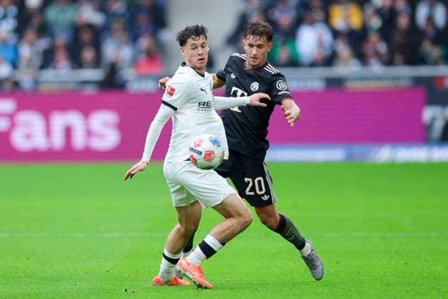 Philipp Sander (Borussia Moenchengladbach) und Tom Bischof (FC Bayern Muenchen) kaempfen um den Ball, Bundesliga, Borussia Mönchengladbach v FC Bayern München, Stadion im Borussia-Park am 25. October 2025 in Mönchengladbach, Deutschland. (Foto von Marco Steinbrenner DeFodi Images) Philipp Sander (Borussia Moenchengladbach) und Tom Bischof (FC Bayern Muenchen) battle for the ball, Bundesliga, Borussia Mönchengladbach v FC Bayern München, Stadion im Borussia-Park, October 25, 2025 in Mönchengladbach, Germany. (Photo by Marco Steinbrenner DeFodi Images) DFL regulations prohibit any use of photographs as image sequences and or quasi-video. Philipp Sander Borussia Moenchengladbach and Tom Bischof FC Bayern Muenchen battle for the ball, Bundesliga, Borussia Moenchengladbach v FC Bayern München, Stadion im Borussia Park, October 25, 2025 in Moenchengladbach, Germany Photo by Marco Steinbrenner DeFodi Images Philipp Sander Borussia Moenchengladbach and Tom Bischof FC Bayern Muenchen battle for the ball, Bundesliga, Borussia Mönchengladbach v FC Bayern München, Stadion im Borussia Park, October 25, 2025 in Mönchengladbach, Germany Photo by Marco Steinbrenner DeFodi Images DFL regulations prohibit any use of photographs as image sequences and or quasi video
