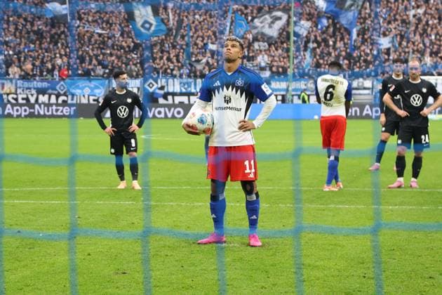 GER, xFSx ,Hamburg, HSV , 1 Bundesliga , Football, DFL, Hamburger SV , am Hamburger Volksparkstadion , VFL Wolfsburg , 25 10 2025 , v l Ransford Koenigsderffer Hamburger SV ,11 am elfmeter Punkt DFL regulations prohibit any use of photographs as image sequences and or quasi video Copyright: HMBxMedia FernandoxSoares
