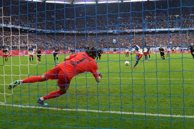GER, xFSx ,Hamburg, HSV , 1 Bundesliga , Soccer, DFL, Hamburger SV , am Hamburger Volksparkstadion , VFL Wolfsburg , 25 10 2025 , v l Goalkeeper Kamil Grabara VfL Wolfsburg ,1 , Ransford Koenigsderffer Hamburger SV ,11 DFL regulations prohibit any use of photographs as image sequences and or quasi video Copyright: HMBxMedia FernandoxSoares