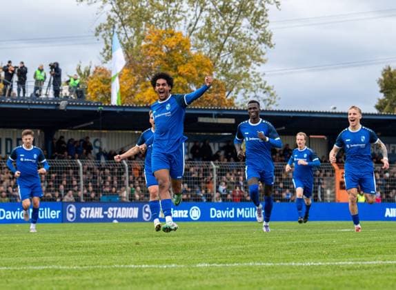 Soccer, Men, Season 2025 2026, Brandenburgliga 8 Matchday , BSG Stahl Brandenburg Brandenburger SC Süd, Benjamin Nwatu Stahl , Celebration after goal to 1 0, 25 10 2025, Copyright: xSebastianxRäppold MatthiasxKochx