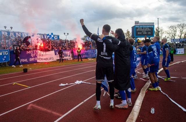 Soccer, Men, Season 2025 2026, Brandenburgliga 8 Matchday , BSG Stahl Brandenburg Brandenburger SC Süd, Stahl players and fans celebrate the derby victory, 25 10 2025, Copyright: xSebastianxRäppold MatthiasxKochx