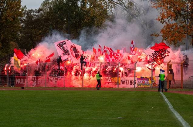 Soccer, Men, Season 2025 2026, Brandenburgliga 8 Matchday , BSG Stahl Brandenburg Brandenburger SC Süd, Fans of BSC Süd ignite pyrotechnics, 25 10 2025, Copyright: xSebastianxRäppold MatthiasxKochx