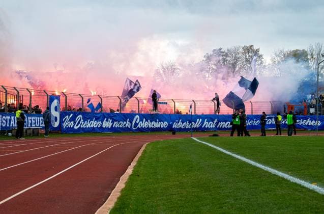 Soccer, Men, Season 2025 2026, Brandenburgliga 8 Matchday , BSG Stahl Brandenburg Brandenburger SC Süd, Fans of Stahl Brandenburg ignite pyrotechnics, 25 10 2025, Copyright: xSebastianxRäppold MatthiasxKochx