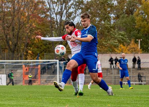 Soccer, Men, Season 2025 2026, Brandenburgliga 8 Matchday , BSG Stahl Brandenburg Brandenburger SC Süd, v l Smarae Allamyar BSC Süd , Erik Sauer Stahl , 25 10 2025, Copyright: xSebastianxRäppold MatthiasxKochx