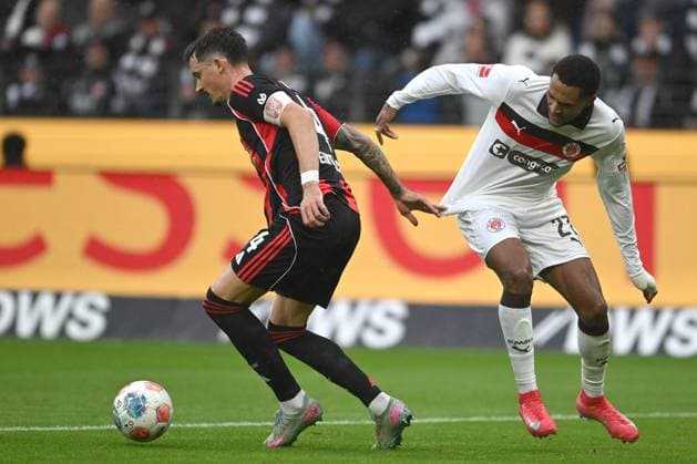 Soccer 1 Bundesliga 8 Matchday Eintracht Frankfurt FC St Pauli on 25 10 2025 at Deutsche Bank Park in Frankfurt Robin Koch Frankfurt , left Andreas Hountondji St Pauli , right DFL regulations prohibit any use of photographs as image sequences and or quasi video xJKx