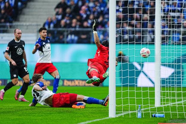 Goal shot Goal chance Luka Vuskovic Hamburger SV, 44 , Kamil Grabara VfL Wolfsburg, 01 GER, Hamburger SV vs VfL Wolfsburg, Football, 1 Bundesliga, Matchday 8, Season 2025 2026, 25 10 2025 DFL REGULATIONS PROHIBIT ANY USE OF PHOTOGRAPHS AS IMAGE SEQUENCES AND OR QUASI VIDEO GER, Hamburger SV vs VfL Wolfsburg, Football, 1 Bundesliga, Matchday 8, Season 2025 2026, 25 10 2025 Hamburg Copyright: xEibner-Pressefoto MarcelxvonxFehrnx EP_MFN