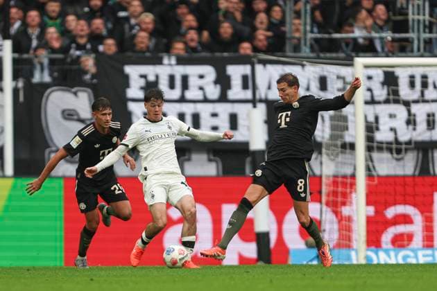 Tom Bischof (FC Bayern München), Lukas Ullrich (Borussia Mönchengladbach) und Leon Goretzka (FC Bayern München) im Zweikampf waehrend des spiels der Bundesliga zwischen Borussia Mönchengladbach und FC Bayern München, Stadion im Borussia-Park am 25. October 2025 in Mönchengladbach, Deutschland. (Foto von Oliver Kaelke DeFodi Images) +++ Tom Bischof (FC Bayern München), Lukas Ullrich (Borussia Mönchengladbach) und Leon Goretzka (FC Bayern München) battle for the ball during the Bundesliga match between Borussia Mönchengladbach and FC Bayern München at Stadion im Borussia-Park on October 25, 2025 in Mönchengladbach, Germany. (Photo by Oliver Kaelke DeFodi Images) DFL regulations prohibit any use of photographs as image sequences and or quasi-video. (Photo by Oliver Kaelke DeFodi Images) Tom Bischof FC Bayern München , Lukas Ullrich Borussia Mönchengladbach and Leon Goretzka FC Bayern München in a duel during the Bundesliga match between Borussia Mönchengladbach and FC Bayern München, Stadion im Borussia Park on October 25, 2025 in Mönchengladbach, Germany Photo by Oliver Kaelke DeFodi Images Tom Bischof FC Bayern München , Lukas Ullrich Borussia Mönchengladbach and Leon Goretzka FC Bayern München battle for the ball during the Bundesliga match between Borussia Mönchengladbach and FC Bayern München at Stadion im Borussia Park on October 25, 2025 in Mönchengladbach, Germany Photo by Oliver Kaelke DeFodi Images DFL regulations prohibit any use of photographs as image sequences and or quasi video Photo by Oliver Kaelke DeFodi Images
