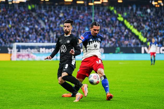 Mohamed Amoura VfL Wolfsburg, 09 , Rayan Philippe Hamburger SV, 14 GER, Hamburger SV vs VfL Wolfsburg, Football, 1 Bundesliga, Matchday 8, Season 2025 2026, 25 10 2025 DFL REGULATIONS PROHIBIT ANY USE OF PHOTOGRAPHS AS IMAGE SEQUENCES AND OR QUASI VIDEO GER, Hamburger SV vs VfL Wolfsburg, Football, 1 Bundesliga, Matchday 8, Season 2025 2026, 25 10 2025 Hamburg Copyright: xEibner-Pressefoto MarcelxvonxFehrnx EP_MFN