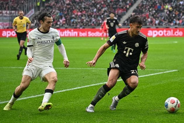 25 10 2025, Soccer 1 Bundesliga, Season 2025 2026, 08 Matchday, Borussia Moenchengladbach FC Bayern Muenchen at Borussia Park in Moenchengladbach duel between Rocco Reitz Borussia Monechengladbach, 27 and Tom Bischof FC Bayern Muenchen, 20 Important note In accordance with the regulations of the DFL German Football League and the DFB German Football Association, it is prohibited to utilize or have utilized photographs taken in the stadium or of the match in the form of sequential images or video-like photo series Foto Kirchner Media Thomas Haesler Copyright: xKirchner-Media ThomasxHaeslerx
