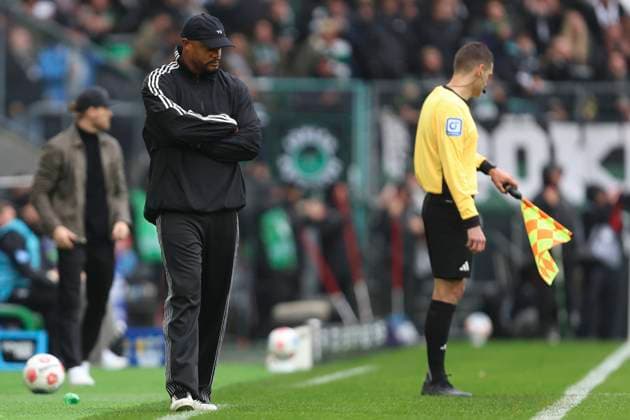 Trainer Vincent Kompany (FC Bayern München) ist enttaeuscht, gestikuliert, Gestik waehrend des spiels der Bundesliga zwischen Borussia Mönchengladbach und FC Bayern München, Stadion im Borussia-Park am 25. October 2025 in Mönchengladbach, Deutschland. (Foto von Oliver Kaelke DeFodi Images) +++ Trainer Vincent Kompany (FC Bayern München) looks dejected, gestures during the Bundesliga match between Borussia Mönchengladbach and FC Bayern München at Stadion im Borussia-Park on October 25, 2025 in Mönchengladbach, Germany. (Photo by Oliver Kaelke DeFodi Images) DFL regulations prohibit any use of photographs as image sequences and or quasi-video. (Photo by Oliver Kaelke DeFodi Images) Coach Vincent Kompany FC Bayern Munich is disappointed, gestures during the Bundesliga match between Borussia Mönchengladbach and FC Bayern Munich at Stadion im Borussia Park on October 25, 2025 in Mönchengladbach, Germany Photo by Oliver Kaelke DeFodi Images Coach Vincent Kompany FC Bayern Munich looks dejected, gestures during the Bundesliga match between Borussia Mönchengladbach and FC Bayern München at Stadion im Borussia Park on October 25, 2025 in Mönchengladbach, Germany Photo by Oliver Kaelke DeFodi Images DFL regulations prohibit any use of photographs as image sequences and or quasi video Photo by Oliver Kaelke DeFodi Images