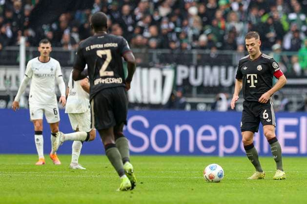 Mönchengladbach, Germany, 25 10 25 Joshua Kimmich FC Bayern Munich in action on the ball, individual action during the Bundesliga match between Borussia Mönchengladbach vs FC Bayern Munich at the stadium in Borussia Park Mönchengladbach Stadion im Borussia Park North Rhine Westphalia Germany Copyright: xBrauer-Fotoagenturx xAdrianxSchlx