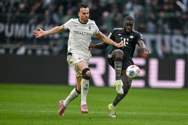 from left in duel Haris Tabakovic Moenchengladbach 15 Dayot Upamecano Muenchen 2 25 10 2025 Soccer Borussia Moenchengladbach vs FC Bayern Muenchen , Borussia Park, Moenchengladbach, DFB DFL REGULATIONS PROHIBIT ANY USE OF PHOTOGRAPHS AS IMAGE SEQUENCES AND OR QUASI VIDEO Copyright: xpepphotox xHorstxMauelshagenx pep00321, pep_20251025_hm_175350