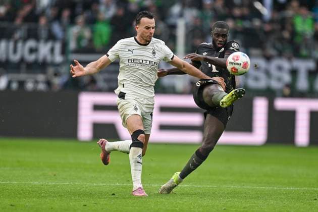 from left in duel Haris Tabakovic Moenchengladbach 15 Dayot Upamecano Muenchen 2 25 10 2025 Soccer Borussia Moenchengladbach vs FC Bayern Muenchen , Borussia Park, Moenchengladbach, DFB DFL REGULATIONS PROHIBIT ANY USE OF PHOTOGRAPHS AS IMAGE SEQUENCES AND OR QUASI VIDEO Copyright: xpepphotox xHorstxMauelshagenx pep00321, pep_20251025_hm_175352