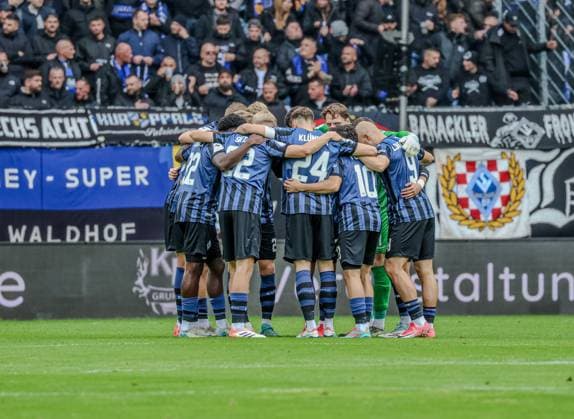 Germany 3 Liga 2025 26 SV Waldhof Mannheim vs TSV 1860 Munich Carl Benz Stadion Mannheim Team circle SV Waldhof Mannheim Mannheim Carl Benz Stadion Baden Württemberg Germany Copyright: xBenedictxChristx