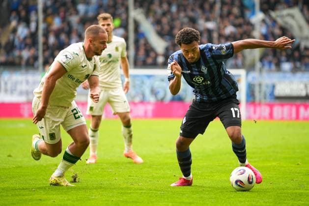 Soccer 3 Liga, Matchday 12, SV Waldhof Mannheim TSV 1860 Munich on 25 10 2025 in Mannheim Carl Benz Stadion , Germany, Season 2025 2026 DFL REGULATIONS PROHIBIT ANY USE OF PHOTOGRAPHS AS IMAGE SEQUENCES AND OR QUASI VIDEO Samuel Abifade 17, SVWM in duel with Marvin Lee Rittmüller 29, TSV Mannheim Carl Benz Stadion Germany Copyright: xChristophxKinzingerx