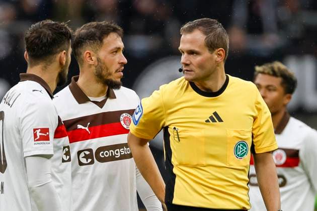 Mathias Pereira situation FC St Pauli, 28 and referee Dr Robin Braun in dialog , Germany, Soccer, 1 Bundesliga, Matchday 8, 2025 2026, Eintracht Frankfurt vs FC St Pauli, 25 10 2025, Deutsche Bank Park, Frankfurt am Main, Germany Frankfurt am Main Deutsche Bank Park Hessen Germany Copyright: xGrantxHubbsx