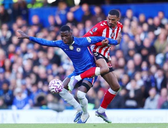 London, England, 25th October 2025. Moises Caicedo of Chelsea tussles with Wilson Isidor of Sunderland during the Chelsea vs Sunderland Premier League match at Stamford Bridge, London. Picture credit should read: Paul Terry Sportimage EDITORIAL USE ONLY. No use with unauthorised audio, video, data, fixture lists, club league logos or live services. Online in-match use limited to 120 images, no video emulation. No use in betting, games or single club league player publications. SPI_029_PT_Chelsea_Sunderland SPI-4235-0030