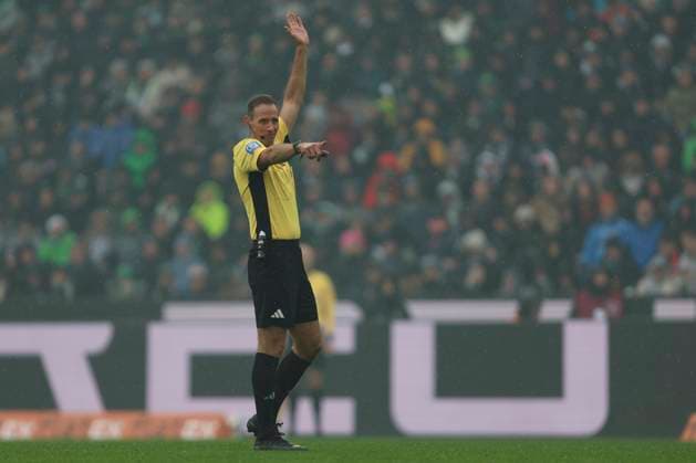 Schiedsrichter Sascha Stegemann gestikuliert, Gestik waehrend des spiels der Bundesliga zwischen Borussia Mönchengladbach und FC Bayern München, Stadion im Borussia-Park am 25. October 2025 in Mönchengladbach, Deutschland. (Foto von Oliver Kaelke DeFodi Images) +++ Schiedsrichter Sascha Stegemann gestures during the Bundesliga match between Borussia Mönchengladbach and FC Bayern München at Stadion im Borussia-Park on October 25, 2025 in Mönchengladbach, Germany. (Photo by Oliver Kaelke DeFodi Images) DFL regulations prohibit any use of photographs as image sequences and or quasi-video. (Photo by Oliver Kaelke DeFodi Images) Referee Sascha Stegemann gestures, gestures during the Bundesliga match between Borussia Mönchengladbach and FC Bayern München, Stadion im Borussia Park am 25 October 2025 in Mönchengladbach, Germany Photo by Oliver Kaelke DeFodi Images Referee Sascha Stegemann gestures during the Bundesliga match between Borussia Mönchengladbach and FC Bayern München at Stadion im Borussia Park on October 25, 2025 in Mönchengladbach, Germany Photo by Oliver Kaelke DeFodi Images DFL regulations prohibit any use of photographs as image sequences and or quasi video Photo by Oliver Kaelke DeFodi Images