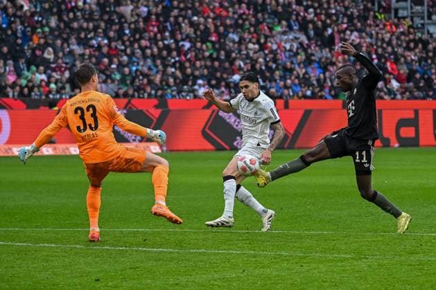 25 10 2025, Soccer 1 Bundesliga, Season 2025 2026, Matchday 08, Borussia Moenchengladbach FC Bayern Muenchen at Borussia Park in Moenchengladbach duel between Moritz Nicolas Borussia Moenchengladbach, 33 , Kevin Diks Borussia Moenchengladbach, 04 and Nicolas Jackson FC Bayern Muenchen, 11 Important note In accordance with the regulations of the DFL German Football League and the DFB German Football Association, it is prohibited to utilize or have utilized photographs taken in the stadium and or of the match in the form of sequential images and or video-like photo series Foto Kirchner Media Thomas Haesler Copyright: xKirchner-Media ThomasxHaeslerx