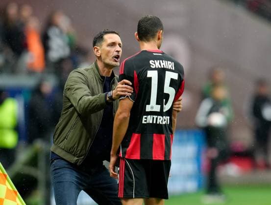 Dino Toppmoeller Eintracht Frankfurt, Head Coach talks to Ellyes Skhiri Eintracht Frankfurt, 15 GER, Eintracht Frankfurt vs FC St Pauli, Football, 1 Bundesliga, Matchday 8, Season 2025 2026, 25 10 2025 DFL REGULATES PROHIBIT ANY USE OF PHOTOGRAPHS AS IMAGE SEQUENCES AND OR QUASI VIDEO GER, Eintracht Frankfurt vs FC St Pauli, Football, 1 Bundesliga, Matchday 8, Season 2025 2026, 25 10 2025 Frankfurt Copyright: xEibner-Pressefoto ScottxColemanx EP_SCN