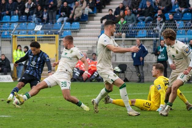 25 10 2025, xhettx, Fußball 3 Liga, SV Waldhof Mannheim TSV 1860 Muenchen v l der schuss von Djayson Mendes SV Waldhof Mannheim, 35 wird von Marvin Lee Rittmüller TSV 1860 München, 29 geblockt DFL DFB REGULATIONS PROHIBIT ANY USE OF PHOTOGRAPHS AS IMAGE SEQUENCES AND OR QUASI VIDEO Mannheim