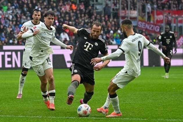 25 10 2025, Soccer 1 Bundesliga, Season 2025 2026, 08 Matchday, Borussia Moenchengladbach FC Bayern Muenchen at Borussia Park in Moenchengladbach duel between Harry Kane FC Bayern Muenchen, 09 and Franck Honorat Borussia Moenchengladbach, 09 Important note In accordance with the regulations of the DFL German Football League and the DFB German Football Association, it is prohibited to utilize or have utilized photographs taken in the stadium and or of the match in the form of sequential images and or video-like photo series Foto Kirchner Media Thomas Haesler Copyright: xKirchner-Media ThomasxHaeslerx