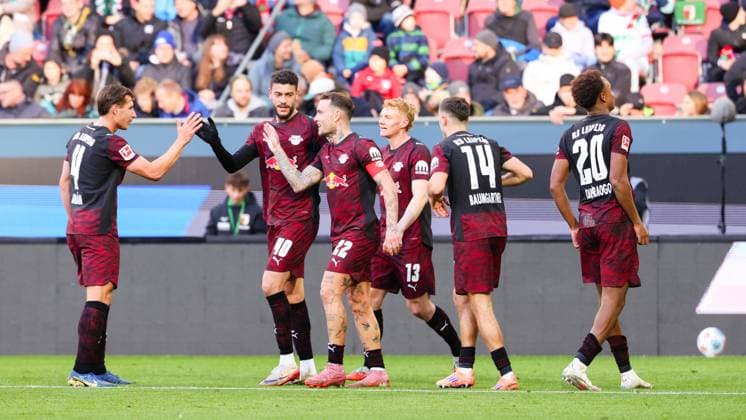 Team RB Leipzig Goal for 0 5 at the match between FC Augsburg v RB Leipzig, Football, Men, Bundesliga, 2025 2026, Matchday 8 on 25 10 2025 in Augsburg, WWK Arena DFL and DFB regulations prohibit any use of photographs as image sequences and or quasi video Bayern Germany