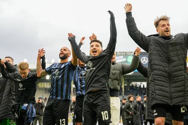 Football 3 Liga, Matchday 12, SV Waldhof Mannheim TSV 1860 Munich on 25 10 2025 in Mannheim Carl Benz Stadion , Germany, Season 2025 2026 DFL REGULATIONS PROHIBIT ANY USE OF PHOTOGRAPHS AS IMAGE SEQUENCES AND OR QUASI VIDEO The team celebrates the 3 1 home win against 1860 Munich with the fans f l n r Nicklas Shipnoski 07, SVWM , Terrence Boyd 13, SVWM , Arianit Ferati 10, SVWM and Lukas Klünter 24, SVWM Mannheim Carl Benz Stadion Germany Copyright: xChristophxKinzingerx