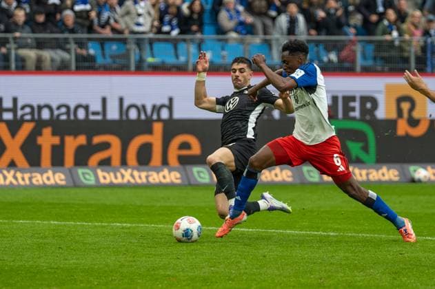 Germany, Soccer, 1 Bundesliga, Matchday 8 2025 2026, HSV VfL Wolfsburg on 25 10 in Hamburg Volksparkstadion Running duel before the penalty kick between Albert Sambi Lokonga Hamburger SV 6 and Konstantinos Koulierakis VfL Wolfsburg 4 Copyright: xSvenxHeidmannx