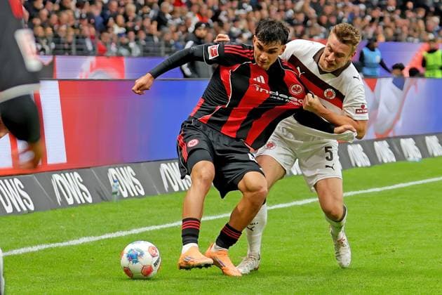 Frankfurt, Germany October 25, 2025 1 BL 2025 2026 Eintracht Frankfurt vs FC St Pauli In picture from left in duel Can Uzun Frankfurt vs Hauke Wahl St Pauli DFL regulations prohibit any use of photographs as image sequences and or quasi video Deutsche Bank Park Hessen Copyright: xFotostandx xRacochax