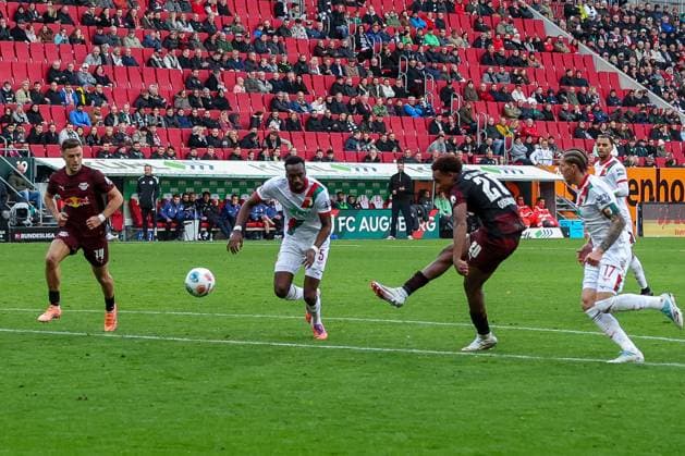 Assan Ouedraogo 20 RB Leipzig with the 0 5, Chrislain Matsima 5 FC Augsburg and Kristijan Jakic 17 FC Augsburg cant stop it, FC Augsburg vs RB Leipzig, Football, Men, DFL, Bundesliga, Season 2025 2026, WWK Arena, Matchday 8, 25 10 2025 Augsburg Bayern Germany Copyright: xkolbert-press MartinxAgüerax