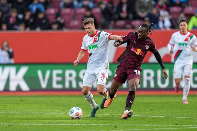 l r in duel, action, with Robin Fellhauer 19 FC Augsburg , Yan Diomande 49 RB Leipzig , FC Augsburg vs RB Leipzig, Football, 1 Bundesliga, 8 Matchday, 25 10 2025 DFB regulations prohibit any use of photographs as image sequences and or quasi video Augsburg Bayern Germany Copyright: xkolbert-press MarcxMarasescux