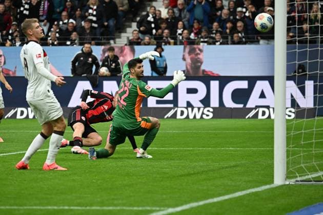 25 10 2025, xjhx, Fussball 1 Bundesliga, Eintracht Frankfurt FC St Pauli v l Jonathan Jonny Burkardt Eintracht Frankfurt Torschuetze, erzielt das Tor, Treffer, scores the goal 2 0 Nikola Vasilj FC St Pauli DFL DFB REGULATIONS PROHIBIT ANY USE OF PHOTOGRAPHS as IMAGE SEQUENCES and or QUASI VIDEO Frankfurt am Main