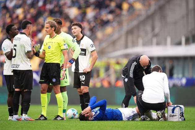Como™s Alvaro Morata injured during the Serie A soccer match between Parma and Como at Ennio Tardini Stadium in Parma, North Italy, Saturday, October 25, 2025. Soccer  Copyright: xMassimoxPaolone LaPressex
