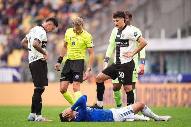 Como™s Alvaro Morata injured during the Serie A soccer match between Parma and Como at Ennio Tardini Stadium in Parma, North Italy, Saturday, October 25, 2025. Soccer  Copyright: xMassimoxPaolone LaPressex