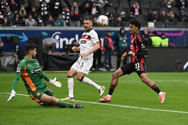 25 10 2025, xpsx, Football 1 Bundesliga, Eintracht Frankfurt FC St Pauli v l Nikola Vasilj FC St Pauli Karol Mets FC St Pauli Nathaniel Brown Eintracht Frankfurt Zweikampf, Aktion, action, battle for the ball DFL DFB REGULATIONS PROHIBIT ANY USE OF PHOTOGRAPHS as IMAGE SEQUENCES and or QUASI VIDEO Frankfurt am Main